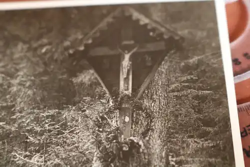 tolles altes Foto - drei Frauen sitzen unter einem Jesus-Kreuz - Ort ?? 30er Jah