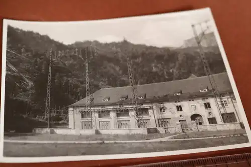 zwei tolle alte Fotos - Gebäude  Elektrizitätswerk ?? Berge, große Rohre - 20-30