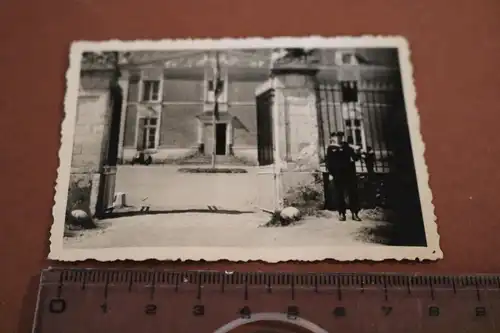 tolles altes Foto -  Matrose Wachposten an einem Gebäude - Ort ?
