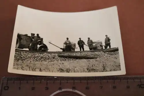 tolles altes Foto -  Arbeiter bei Eisenbahnschienen verlegen - 50-60er Jahre