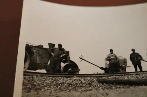 tolles altes Foto -  Arbeiter bei Eisenbahnschienen verlegen - 50-60er Jahre