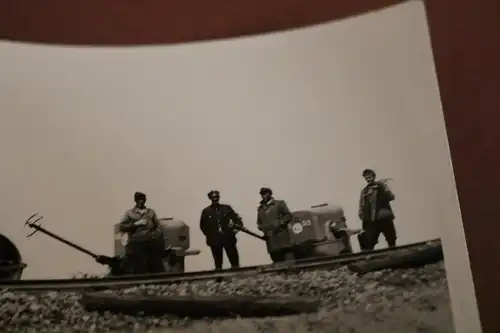 tolles altes Foto -  Arbeiter bei Eisenbahnschienen verlegen - 50-60er Jahre