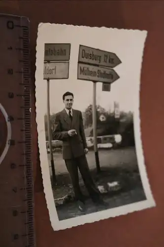 tolles altes Foto -  Mann posiert an Wegweisern - Mülheim Stadtmitte  50-60er J