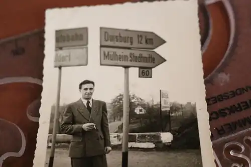 tolles altes Foto -  Mann posiert an Wegweisern - Mülheim Stadtmitte  50-60er J