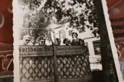 tolles altes Foto -  Personen  posieren an Wegweisern - Wertheim 9,5km 50-60er J