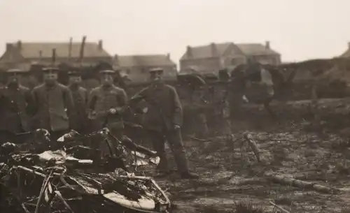 altes Foto - zerstörtes Flugzeug ?? Überreste ? Ort ?? Frankreich ??