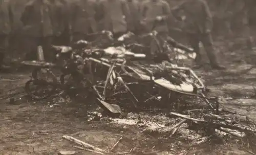 altes Foto - zerstörtes Flugzeug ?? Überreste ? Ort ?? Frankreich ??