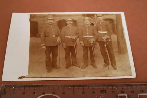 tolles altes Foto -  vier Soldaten mit Säbel ? - Degen ? 