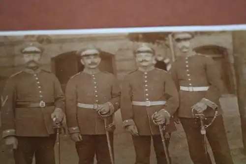 tolles altes Foto -  vier Soldaten mit Säbel ? - Degen ?