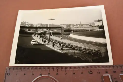 tolles altes Foto - Stadtansicht Brücke Oldtimer VW Käfer - Ort ???