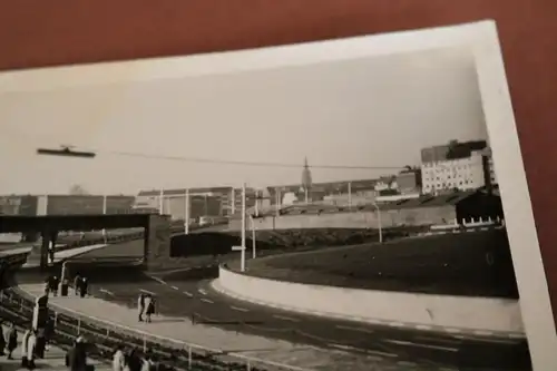 tolles altes Foto - Stadtansicht Brücke Oldtimer VW Käfer - Ort ???