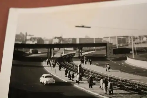 tolles altes Foto - Stadtansicht Brücke Oldtimer VW Käfer - Ort ???