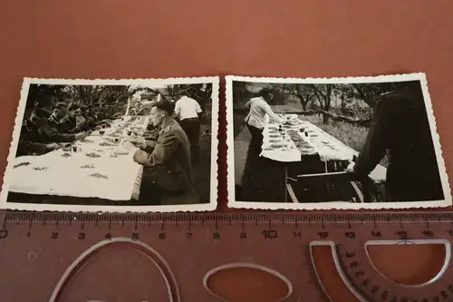 zwei tolle alte Fotos - gedeckter Tisch - Soldaten , einer mit Papier geschmückt