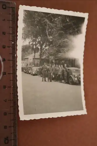 tolles altes Foto - Gruppe Soldaten mit Oldtimern