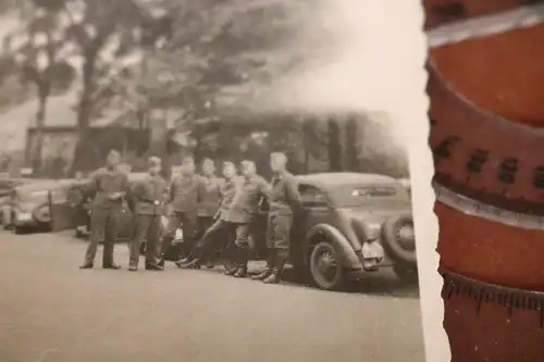 tolles altes Foto - Gruppe Soldaten mit Oldtimern