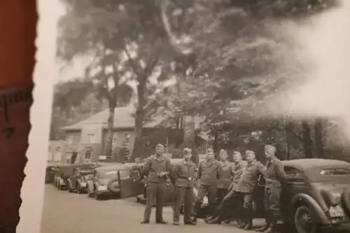 tolles altes Foto - Gruppe Soldaten mit Oldtimern