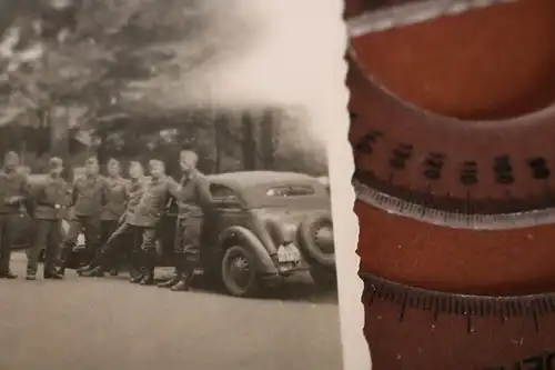 tolles altes Foto - Gruppe Soldaten mit Oldtimern