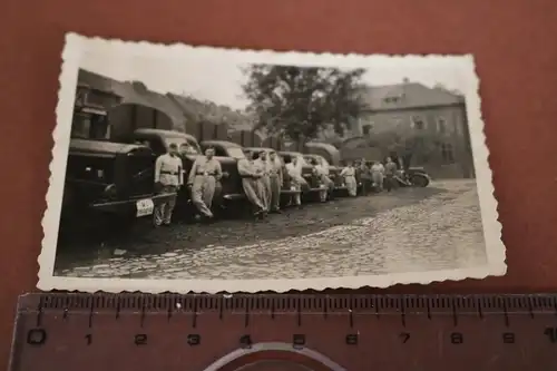 tolles altes Foto - Gruppe Soldaten Luftwaffen mit Ihren LKW´s