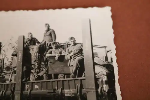 tolles altes Foto - Soldaten mit Fahrzeugen auf Eisenbahnwaggons nach Galizien