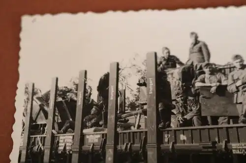 tolles altes Foto - Soldaten mit Fahrzeugen auf Eisenbahnwaggons nach Galizien