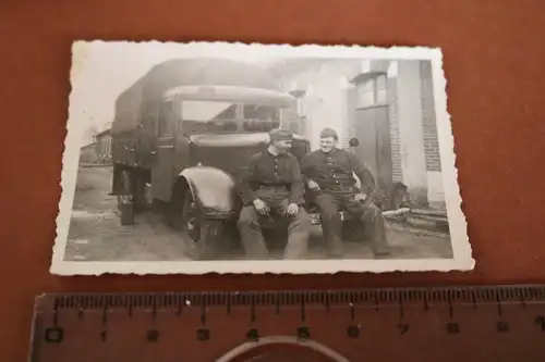 tolles altes Foto - Soldaten posieren am LKW