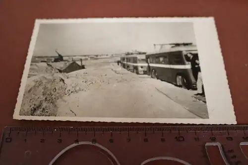 altes Foto - Leningrad ? Strand ? Geschütz  leere Busse als Schutz 1942 ?Russlan