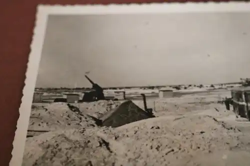 altes Foto - Leningrad ? Strand ? Geschütz  leere Busse als Schutz 1942 ?Russlan