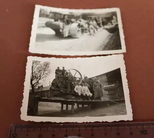 zwei tolle alte Fotos - Soldaten mit Strassenwalzen und anderem Gerät 