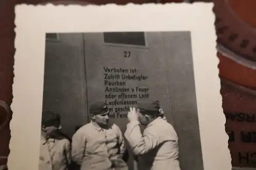 tolles altes Foto - Soldaten stehen vor Hallentor ? Zutritt verboten 1942