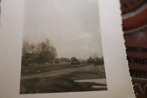 tolles altes Foto - unbekannter Panzer steht auf Strasse