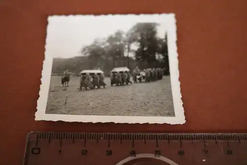 altes Foto - letzte Ehre - Soldaten tragen Särge