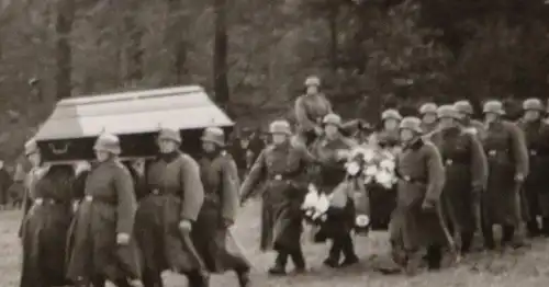 altes Foto - letzte Ehre - Soldaten tragen Särge