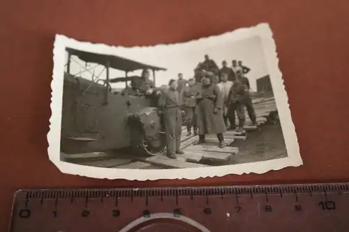 tolles altes Foto - Soldaten mit Walze - Strassenbau ???