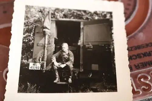 tolles altes Foto - Soldaten sitzt im Funkwagen ?