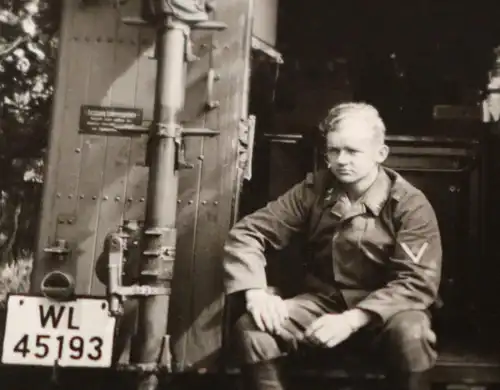 tolles altes Foto - Soldaten sitzt im Funkwagen ?