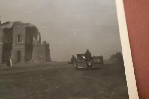 tolles altes Foto - Kolonne Wehrmachtsfahrzeuge - Kirche im Nirgendwo ??