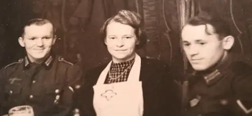 tolles altes Foto - Soldaten und Frau - Geschwister ? Linz Landhaus Stempel