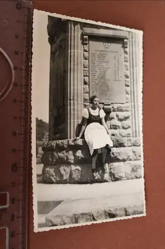 tolles altes Foto - Frau in Tracht an Kriegerdenkmal in Leipzig ?? 30-40er Jahre