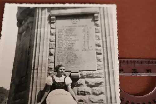 tolles altes Foto - Frau in Tracht an Kriegerdenkmal in Leipzig ?? 30-40er Jahre