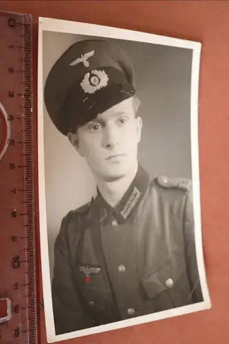 tolles altes Foto - Portrait eines Soldaten  mit Schirmmütze  Pionier 