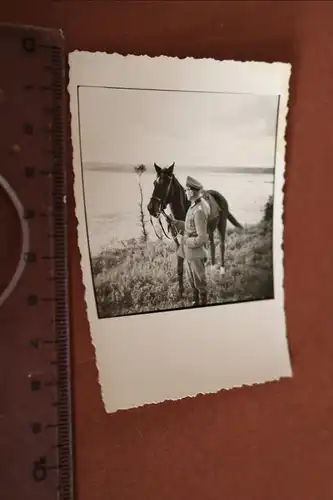 tolles altes Foto - Offizier mit seinem Pferd -  Bandspange, EK I