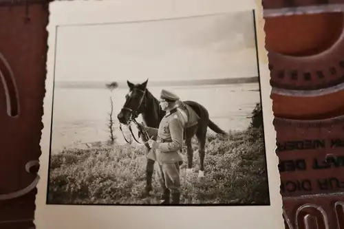 tolles altes Foto - Offizier mit seinem Pferd -  Bandspange, EK I