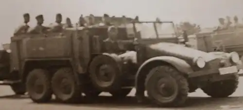 tolles altes Foto - Krupp L2 H 143 mit Anhänger und Soldaten