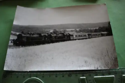 tolles altes Foto - zwei Dampflokomotiven ziehen Personenzug 1971