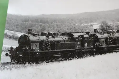 tolles altes Foto - zwei Dampflokomotiven ziehen Personenzug 1971