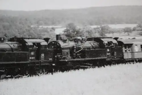 tolles altes Foto - zwei Dampflokomotiven ziehen Personenzug 1971