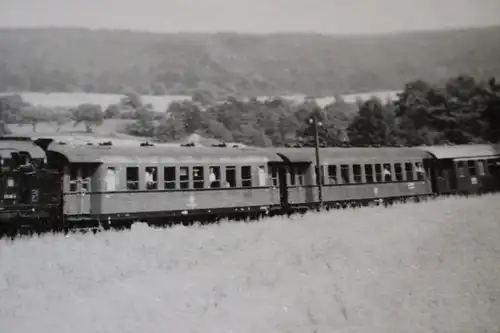 tolles altes Foto - zwei Dampflokomotiven ziehen Personenzug 1971