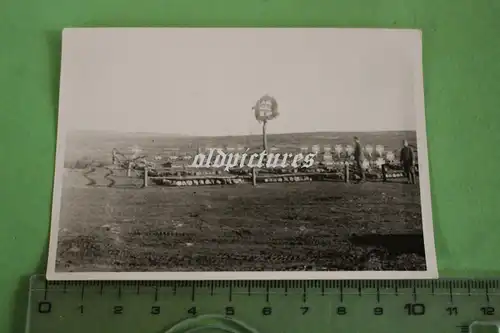 interessantes altes Foto - deutscher Ehrenfriedhof -  Ort ??? 