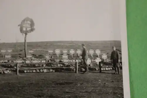 interessantes altes Foto - deutscher Ehrenfriedhof -  Ort ???