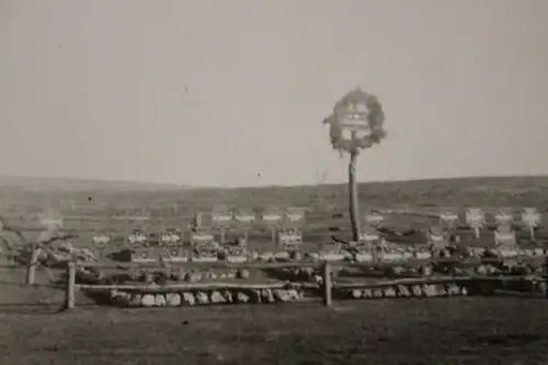 interessantes altes Foto - deutscher Ehrenfriedhof -  Ort ???